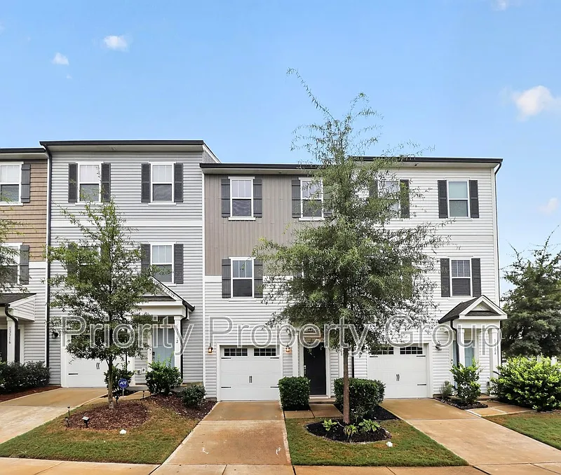 3 bed, 2.5 bath, 1392 sqft, $1,900 — Photo 1