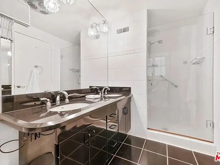 4363 Hayvenhurst Ave — Photo 16