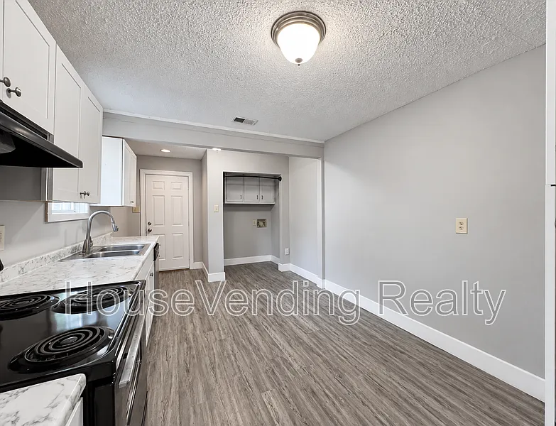 3 bed, 1.0 bath, 992 sqft, $1,595 — Photo 4
