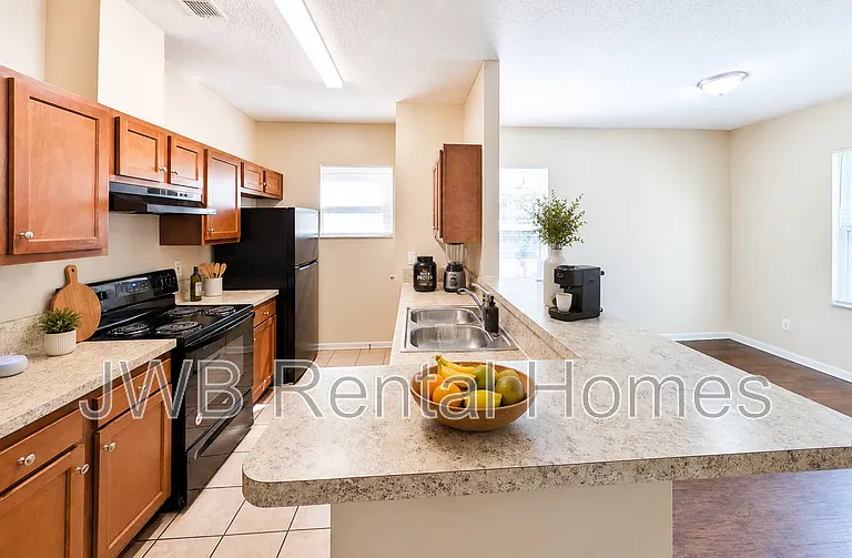1149 W 28th St — Photo 3