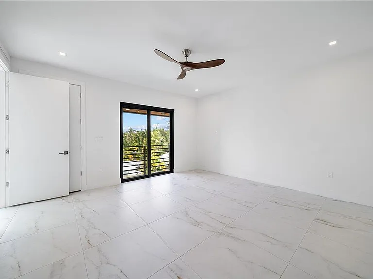 1052 N Victoria Park Rd — Photo 20