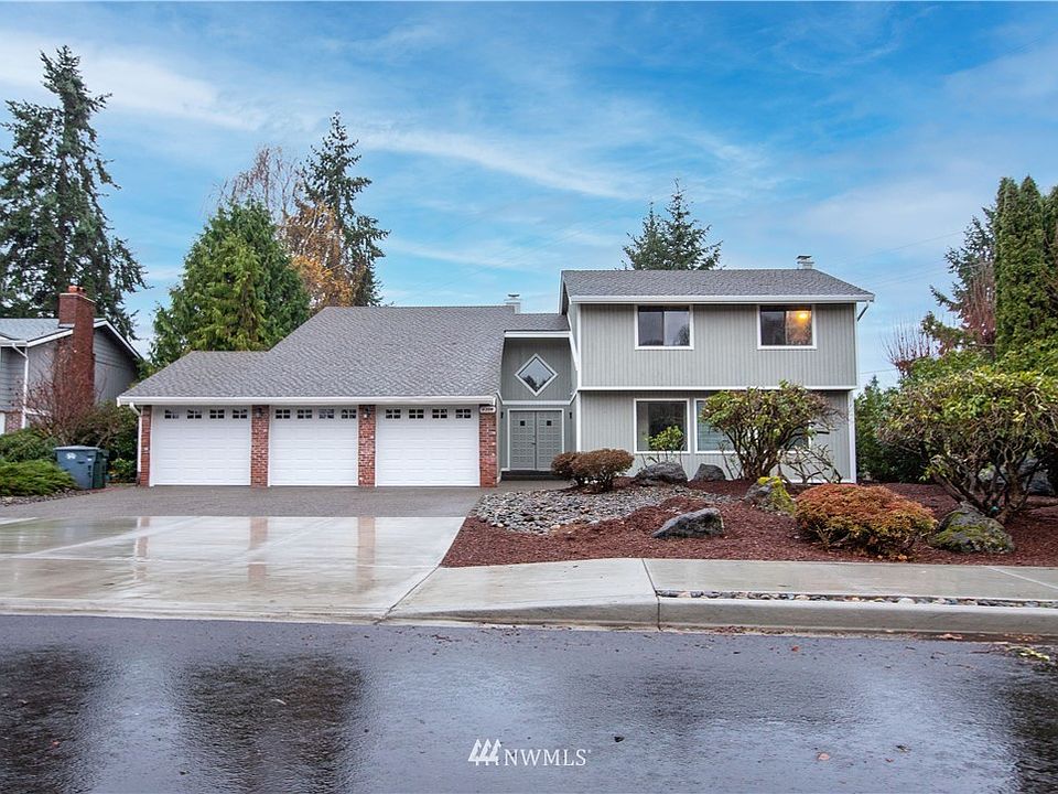 Spacious driveway should easily accommodate 6 cars.