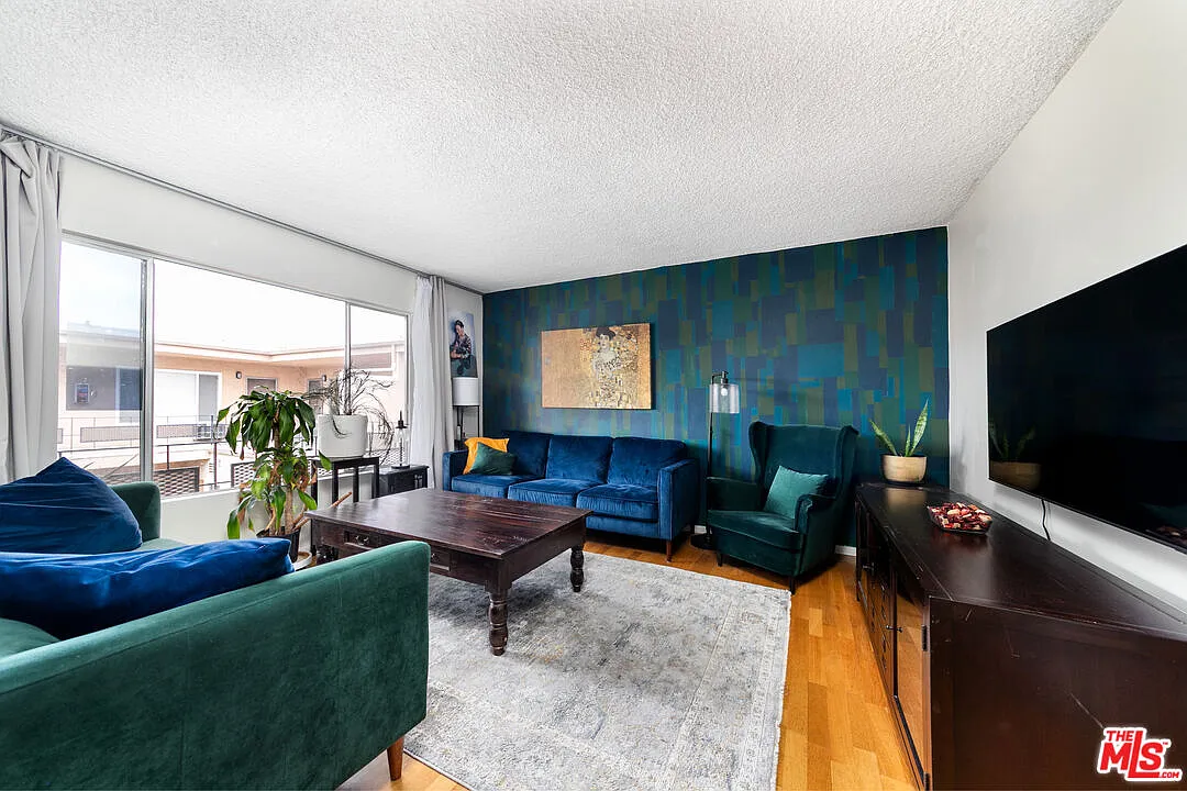 2 bed, 2.0 bath, 1060 sqft, $2,700 — Photo 2