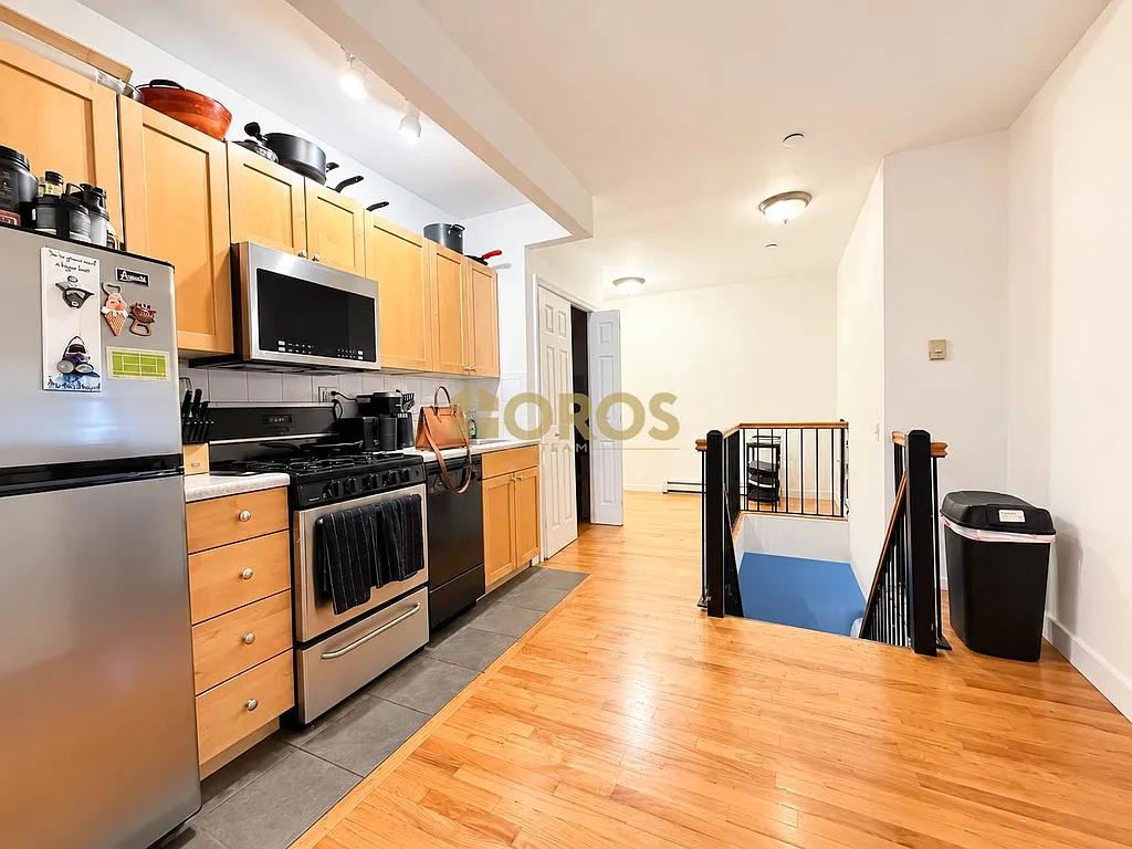 539 East 6th Street — Photo 2