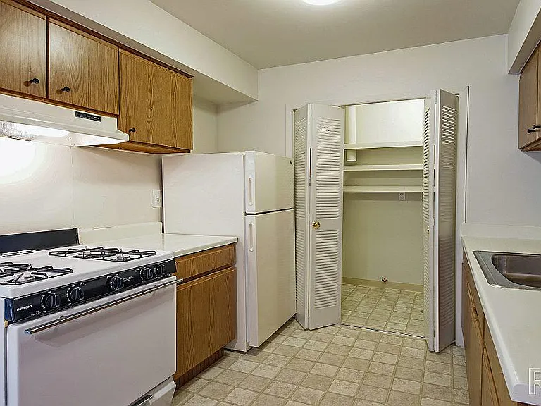 Pointe West Apartments — Photo 32