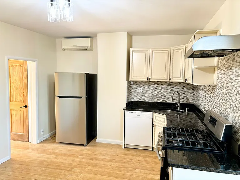 6 Rademan Pl — Photo 4