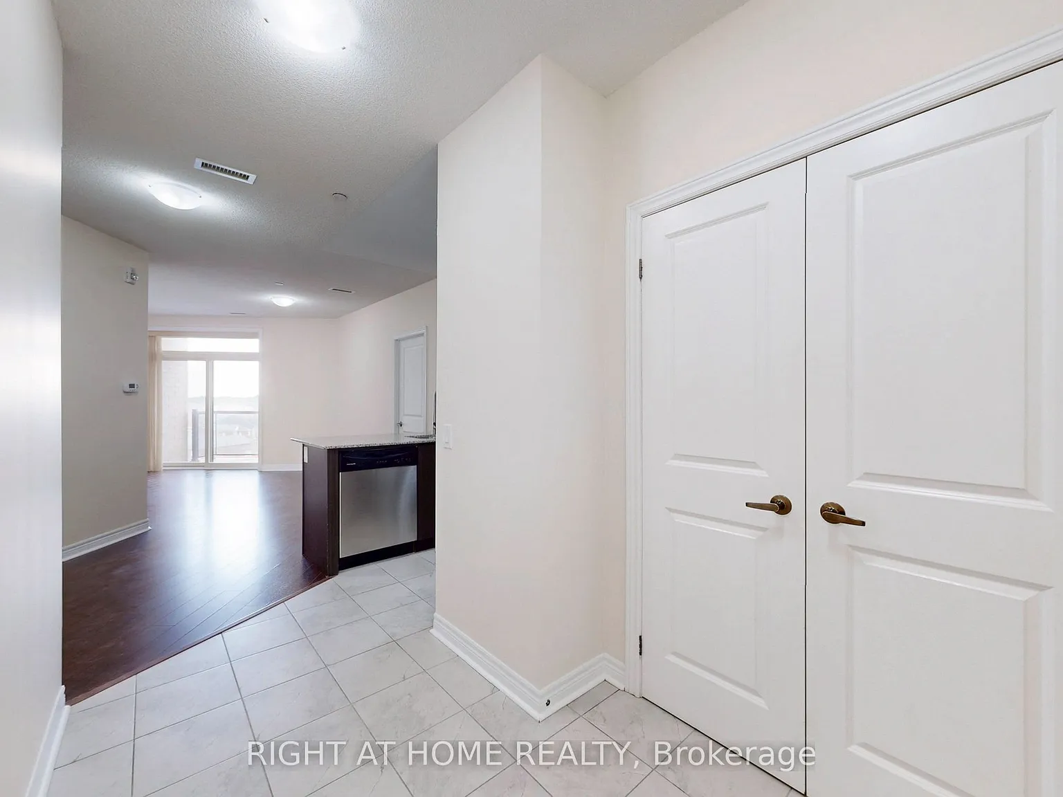 7325 Markham Rd — Photo 2