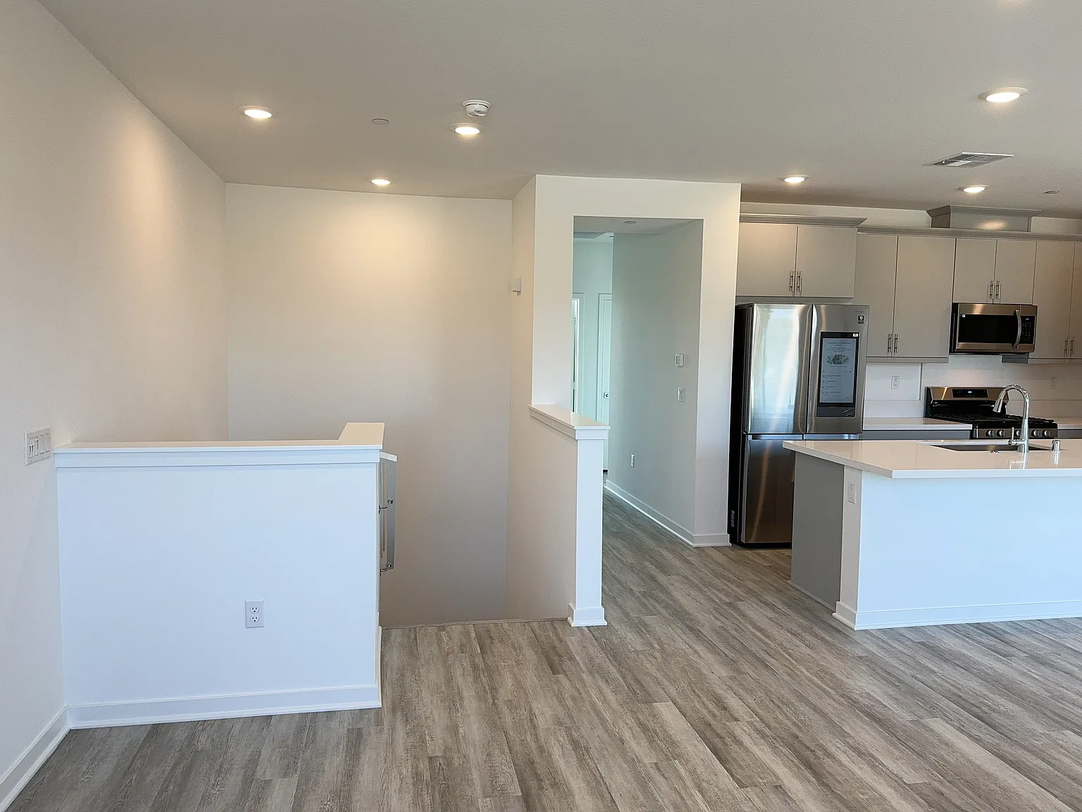 445 W Edna Pl — Photo 4