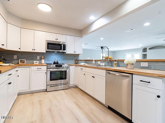 5th image of 17 Arrowhead Cir