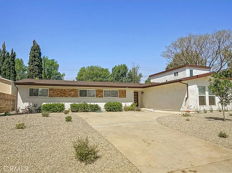 10901 Canby Ave — Photo 1