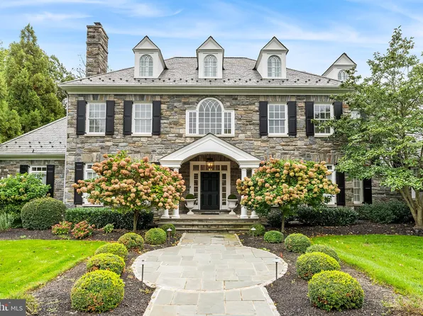 4 Dovecote Ln, Malvern, PA 19355