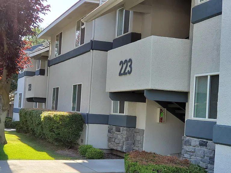 Cobblestone Court Apartments — Photo 8