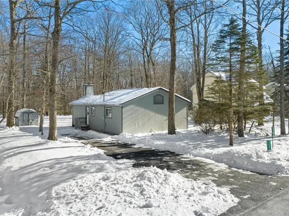 3197 Hamlet Dr, Tobyhanna, PA 18466