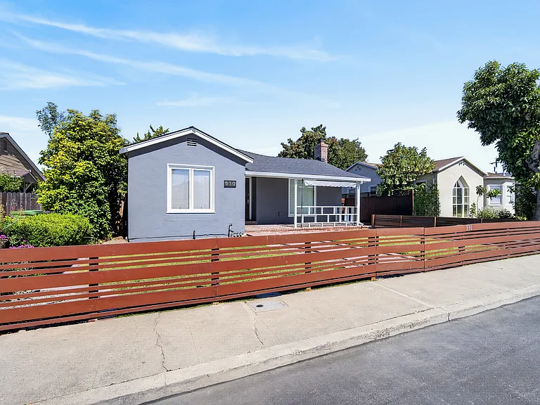 530 Irving Ave — Photo 2