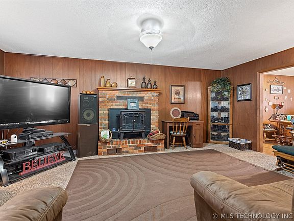 3rd image of 901 E 6th St
