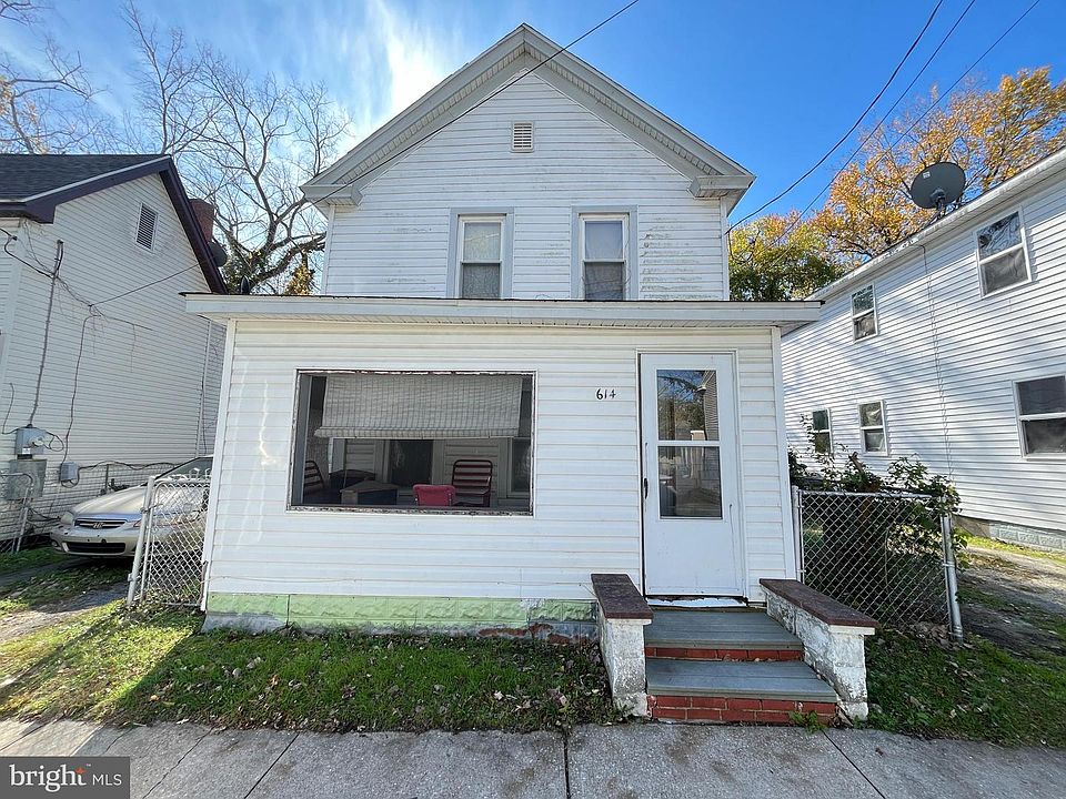 1st image of 614 Douglas St