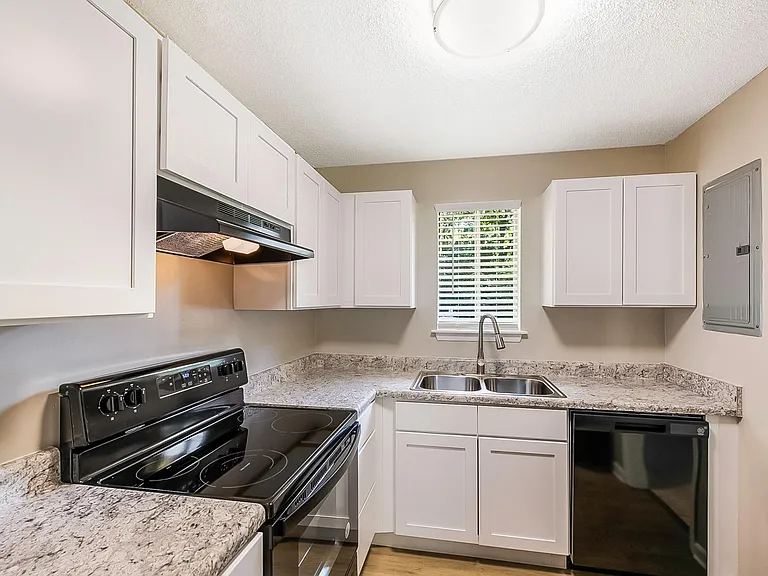 Pine Ridge Apartments — Photo 3