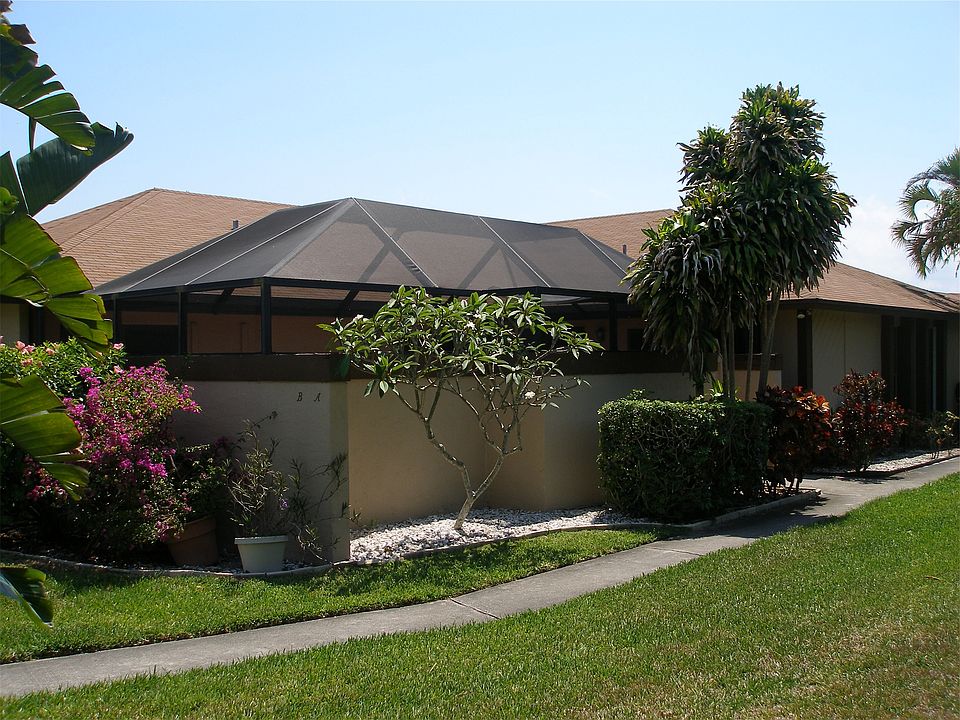 FRONT VIEW OF FRONT OF TOWNHOME