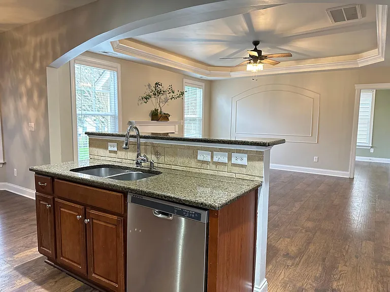 8124 Lynwood Sq — Photo 6