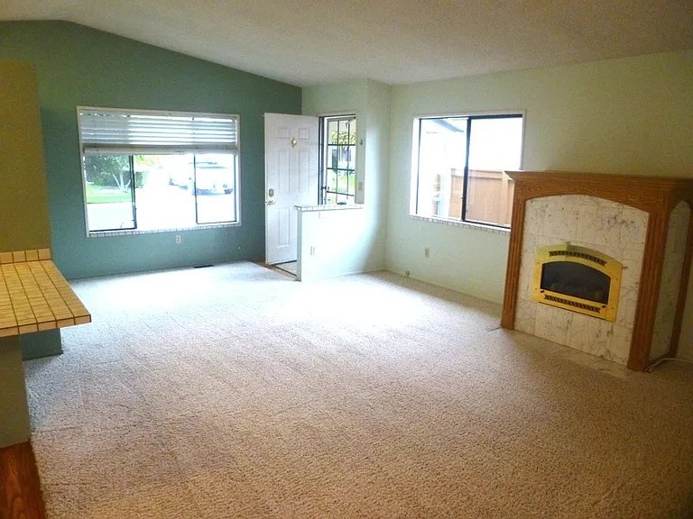 3415 Greenacre Dr — Photo 2