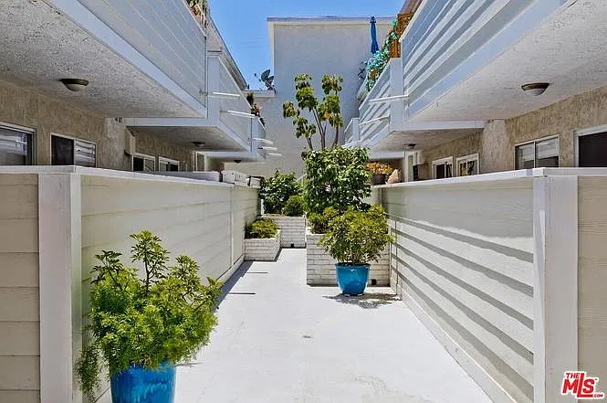 2 bed, 979 sqft, $3,950 — Photo 3