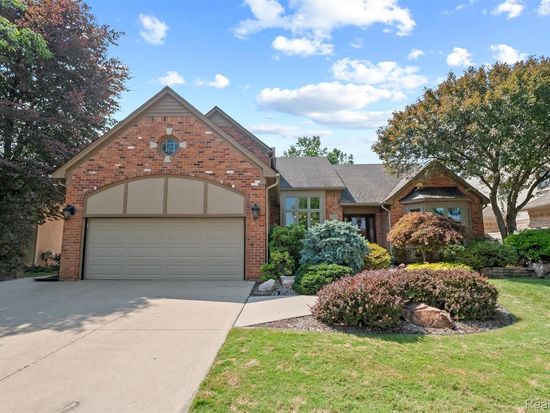33781 Sunrise Dr, Fraser, MI 48026