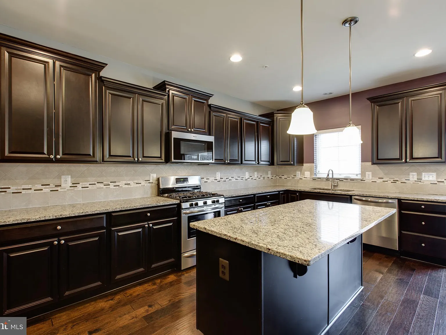 3 bed, 4.0 bath, 2000 sqft, $3,200 — Photo 2