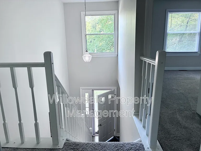 102 E Charing Cross — Photo 17