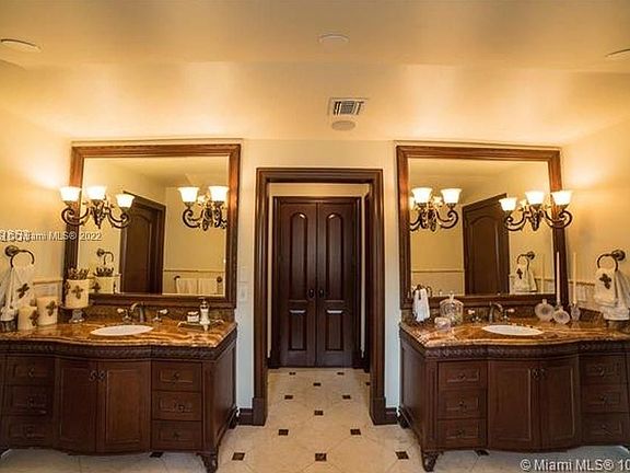 5th image of 4411 Pine Tree Dr #0