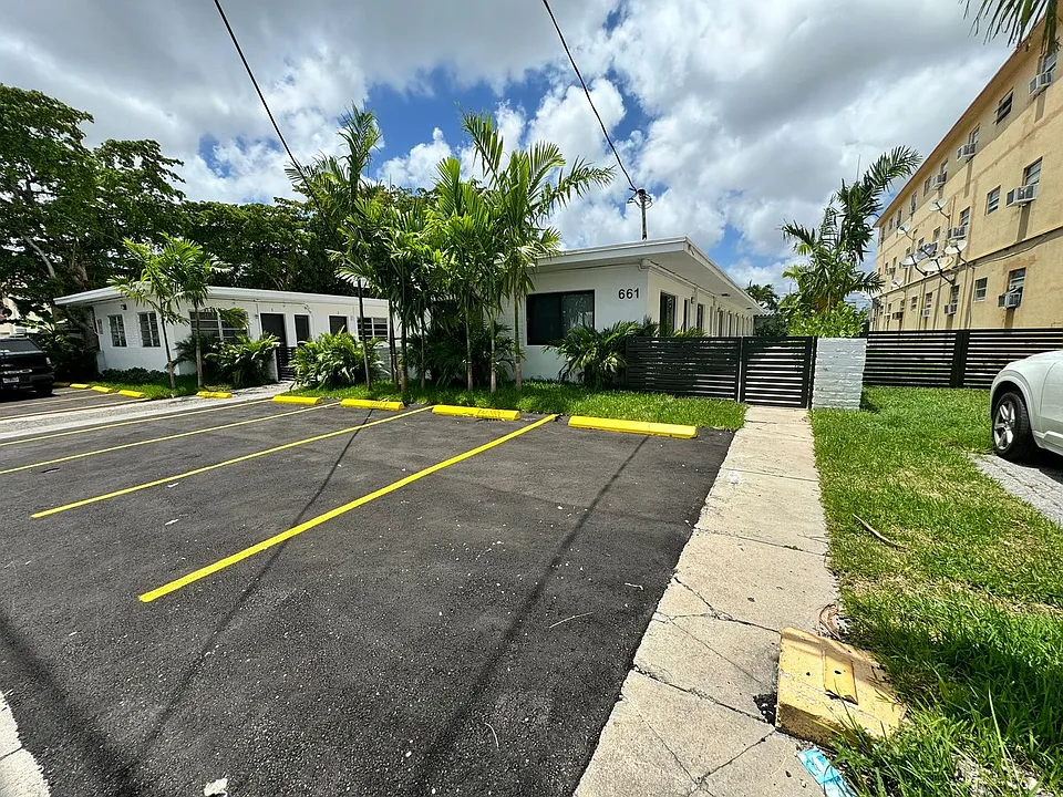 661 SW 7th St
