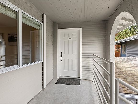 5th image of 17104 NE 45th St APT 8