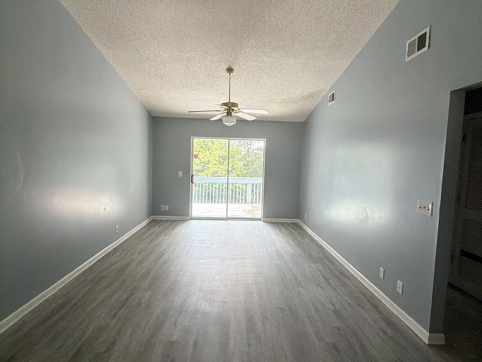 2 bed, 973 sqft, $1,300 — Photo 2