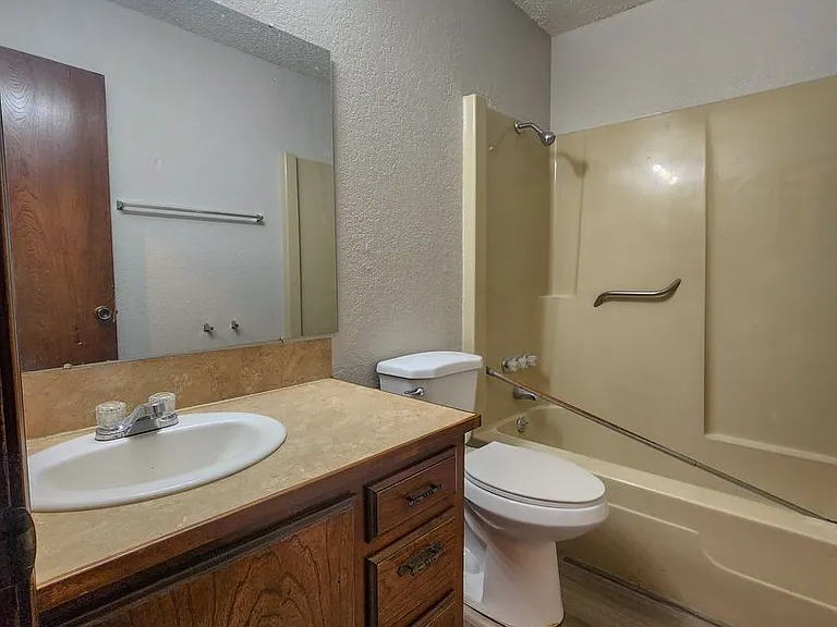 4104 N Market Ave — Photo 12