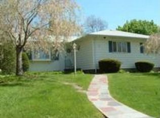 18 Oak Ridge Rd, Branford, CT 06405