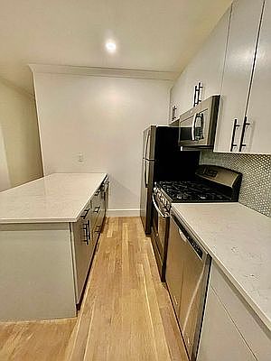 4th image of 207 7th Ave #2