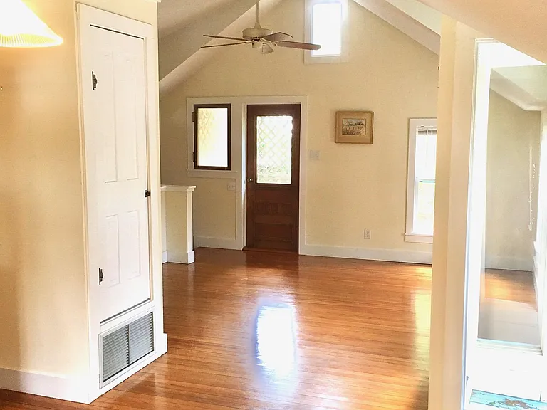 516 E Guenther St #C — Photo 3