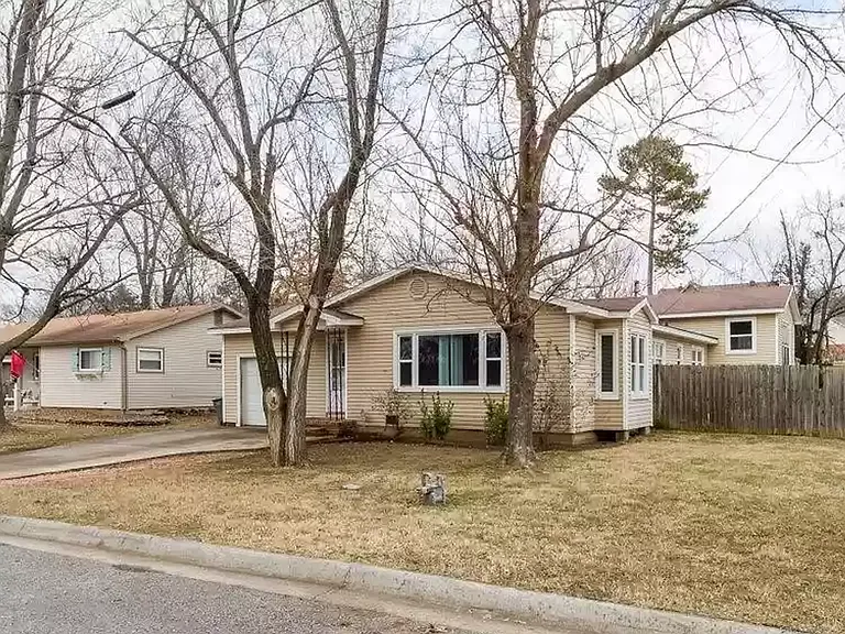 1144 N Vista Pl — Photo 2