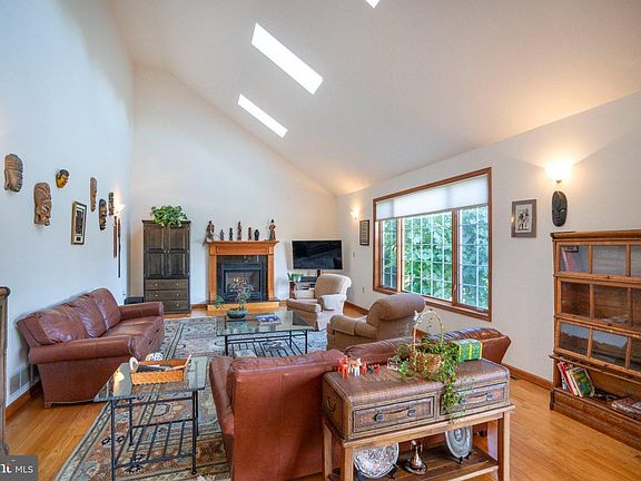 5th image of 790 Teaberry Ln