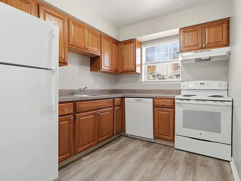 Waters Edge Apartments — Photo 51