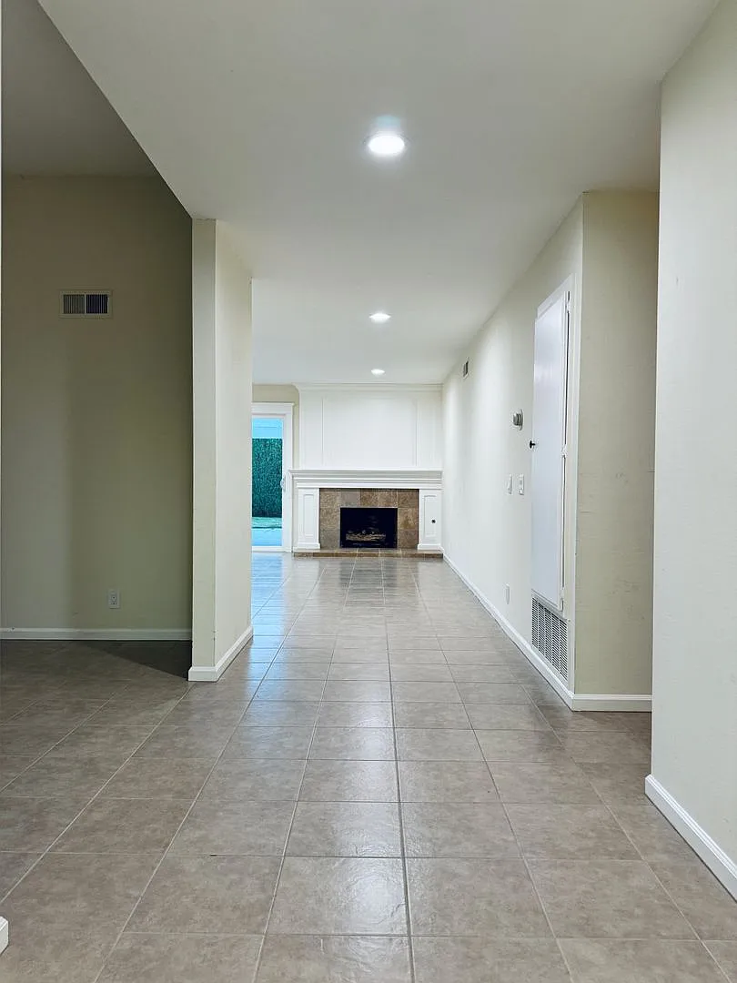 Single Level 4 Bedroom Home with NEW A/C in Fountain Valley — Photo 3
