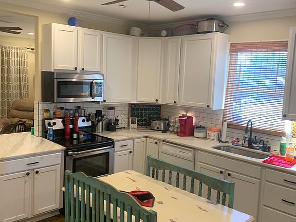 Kitchen with breakfast room 