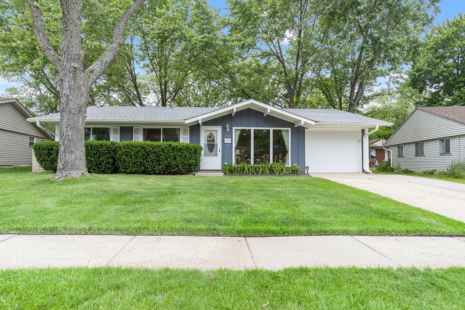 715 Oriole Dr photo 1