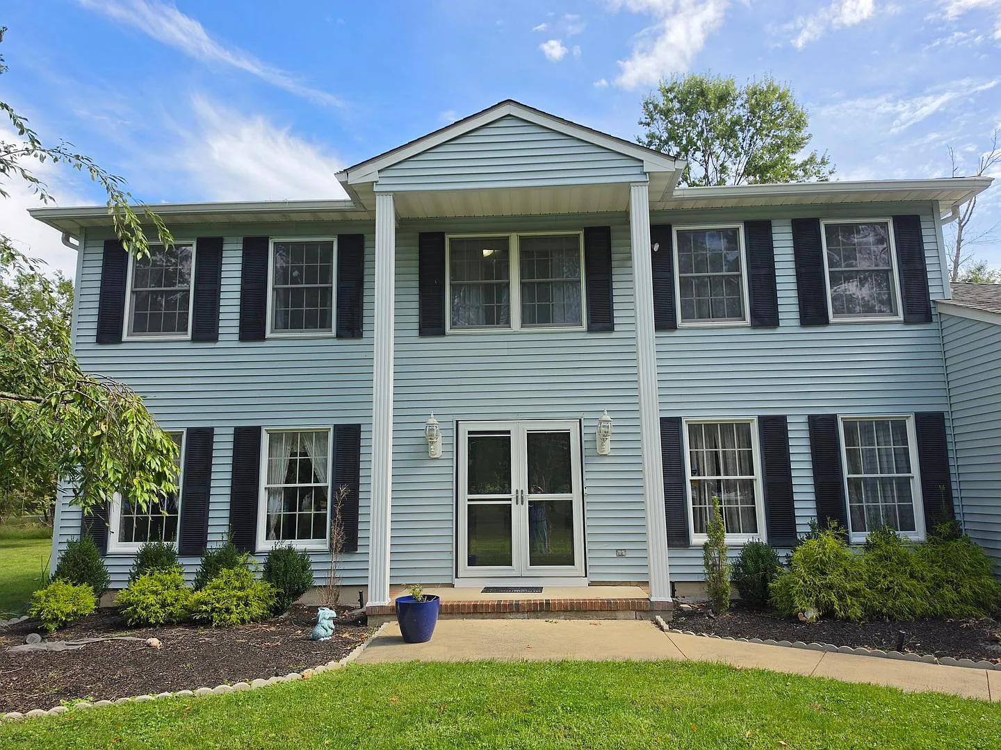 Centrally located, 4/5 spacious bedroom, 2.5 bathrooms, 2-car garage single family home with huge... — Photo 2