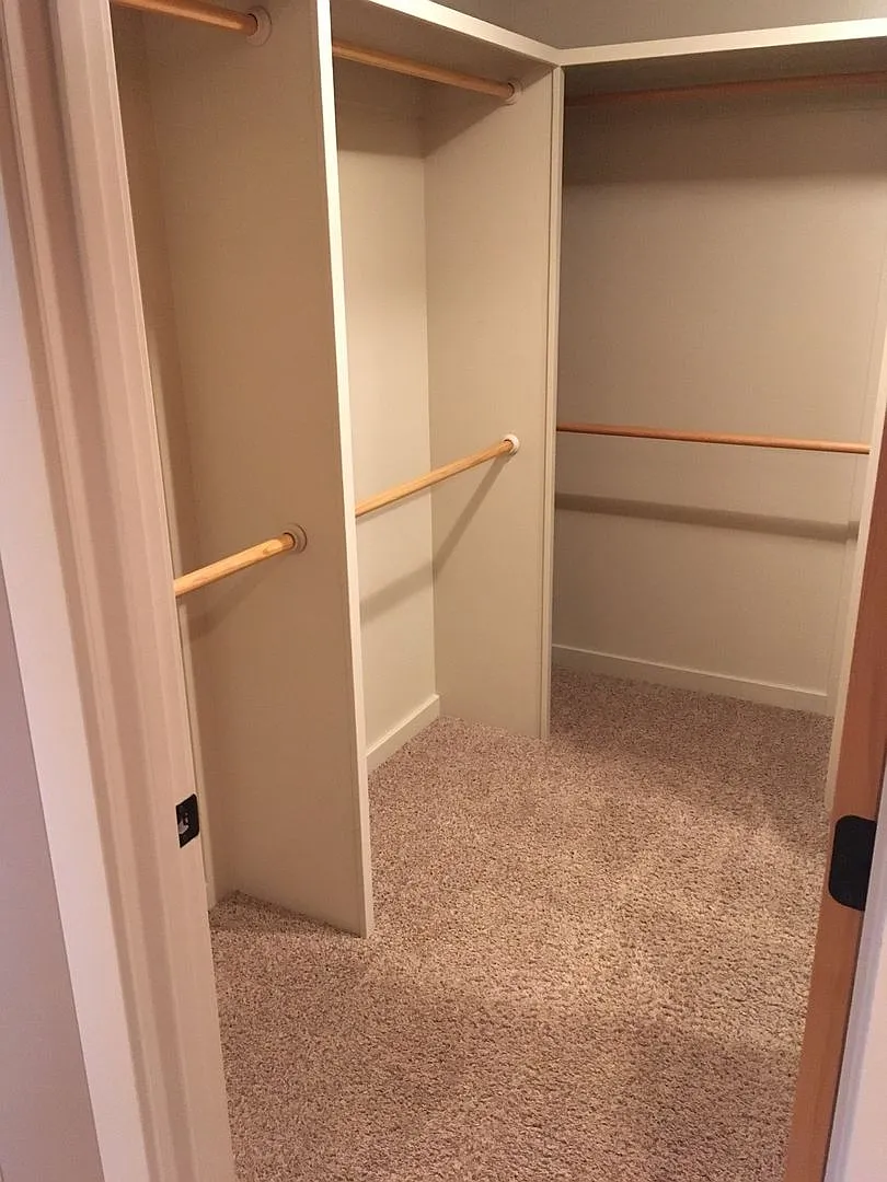 5 Bedroom, 4 Bath with 2 car garage — Photo 3