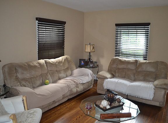 3rd image of 553 W New York St