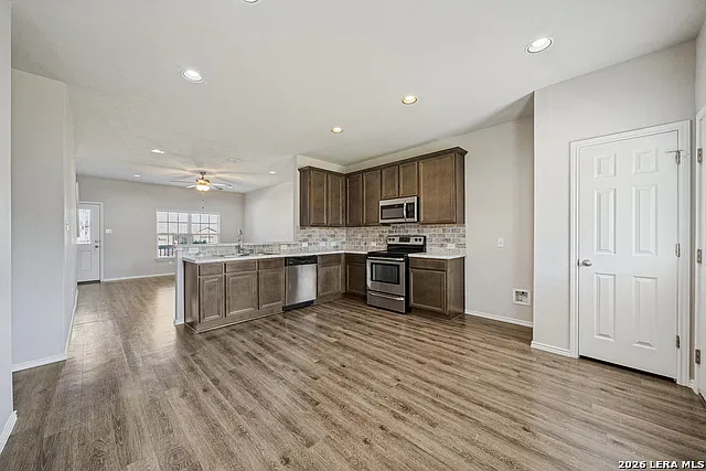 5 bed, 2.5 bath, 2322 sqft, $2,300 — Photo 3