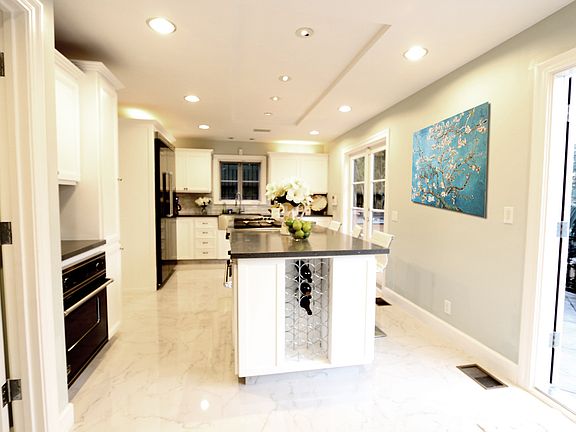 2nd image of 101 S Larchmont Blvd