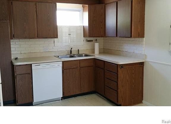 2nd image of 9927 Denne St