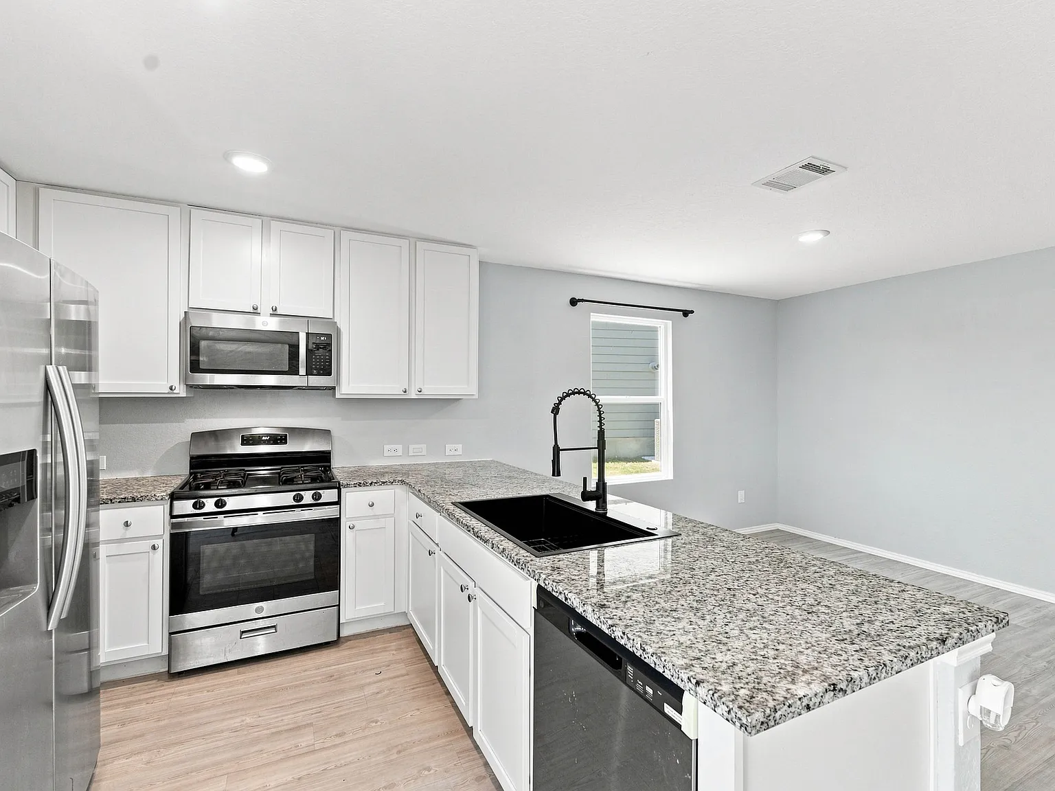 4 bed, 2.5 bath, 1954 sqft, $1,900 — Photo 4