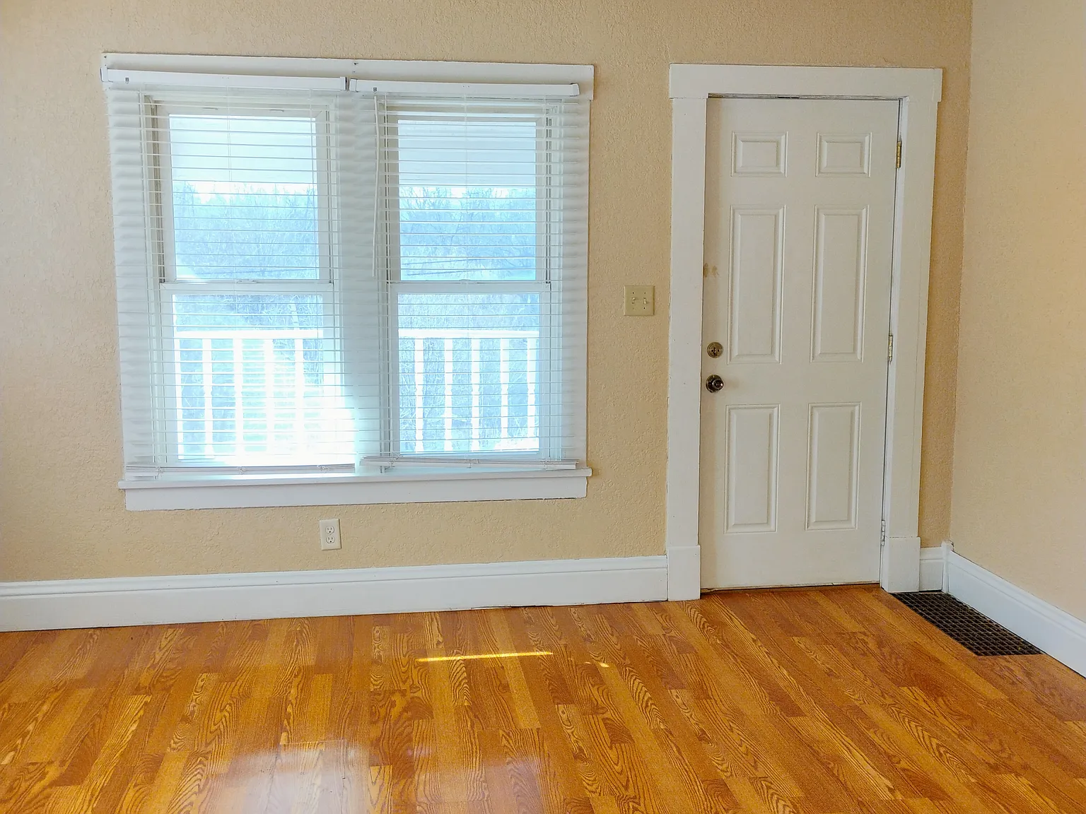 2 bed, 1030 sqft, $1,300 — Photo 3